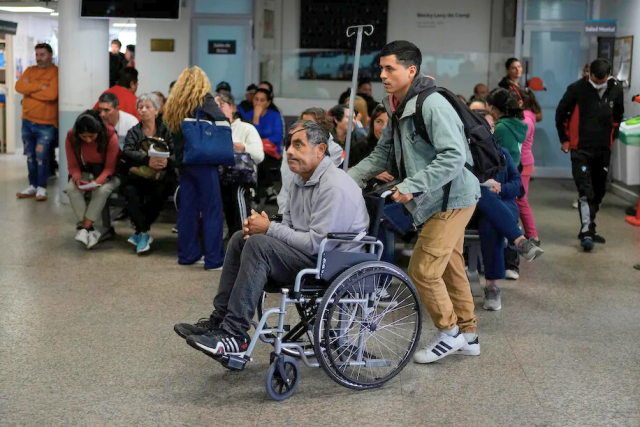 Conclusiones del informe de AP sobre los drásticos recortes del presidente Javier Milei a la atención médica argentina