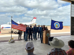 El Secretario Rollins anuncia un plan audaz para combatir la propagación del gusano barrenador del Nuevo Mundo hacia el norte El Secretario Rollins anuncia un plan audaz para combatir la propagación del gusano barrenador del Nuevo Mundo hacia el norte