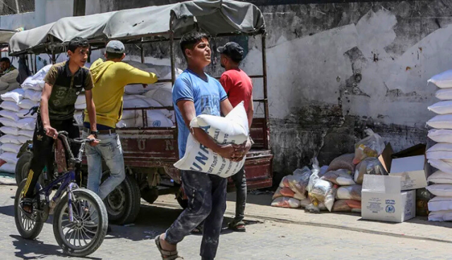 Israel corta la ayuda a Gaza después de que clanes palestinos aseguraran convoyes.
