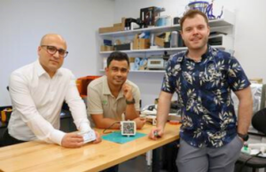 Los becarios de Schmidt AI in Science aprovechan la investigación acelerada para proyectos comerciales prometedores Los Becados Schmidt AI en Ciencia Transforman la Investigación en Éxito Empresarial Los investigadores en IA están convirtiendo sus descubrimientos en nuevos negocios. Los Becados Schmidt AI en Ciencia (Becados Schmidt) están liderando este cambio. Usan IA para acelerar la investigación, haciendo descubrimientos que pueden cambiar industrias en todo el mundo. ¿Qué es la Beca Schmidt AI en Ciencia? La Beca Schmidt AI en Ciencia ayuda a los jóvenes científicos a usar IA en campos como biología, química y física. Schmidt Futures dirige el programa, proporcionando herramientas, recursos y apoyo para ayudar a los becados a hacer grandes avances. Los becados trabajan con expertos en IA para lograr un impacto real. Cómo los Becados Schmidt Aceleran la Investigación Los Becados Schmidt aceleran la investigación utilizando IA, computadoras poderosas y redes de expertos. La IA les ayuda a hacer descubrimientos más rápido que los métodos tradicionales. Por ejemplo, la IA puede predecir cómo se comportan las moléculas o simular las interacciones de las proteínas, tareas que antes tomaban mucho tiempo. Al usar IA, los Becados Schmidt pueden analizar grandes cantidades de datos y encontrar patrones más rápidamente. Esto les permite refinar su investigación y llegar a conclusiones más rápido, lo que facilita llevar sus ideas al mercado. Convertir la Investigación en Ideas Empresariales Convertir la investigación en un negocio es difícil, pero los Becados Schmidt tienen las herramientas para hacerlo. Aprenden a convertir sus descubrimientos en empresas exitosas. Conectando la Academia y la Industria Convertir la investigación en productos útiles es difícil. Los Becados Schmidt trabajan con líderes de la industria para mejorar sus ideas, asegurándose de que estén listas para el mercado. La beca los conecta con inversores y líderes empresariales para ayudar a lanzar sus ideas. Usando IA para Desarrollar Productos La IA juega un papel importante en la creación de nuevos productos. Los Becados Schmidt usan IA para diseñar herramientas y soluciones para muchas industrias. Por ejemplo, usan IA para crear dispositivos médicos o terapias en el área de la salud. Otros crean materiales energéticamente eficientes o sistemas para reducir el desperdicio. La IA les ayuda a crear soluciones prácticas e innovadoras. Llevando Productos al Mercado Los Becados Schmidt no se detienen en la investigación; también trabajan para que sus productos estén listos para el mercado. Obtienen asesoría de expertos en negocios sobre cómo construir prototipos, crear estrategias y manejar regulaciones. Esto les ayuda a convertir los descubrimientos en soluciones reales. Becados Schmidt Destacados y Su Impacto Los Becados Schmidt ya han tenido un gran impacto. Algunos usan IA para acelerar el descubrimiento de medicamentos, creando tratamientos que salvan vidas más rápido. Otros trabajan en problemas ambientales, como reducir el consumo de energía o predecir el cambio climático. Su trabajo demuestra cómo la Beca Schmidt convierte ideas en soluciones que benefician a la sociedad. El Futuro de los Becados Schmidt AI en Ciencia El futuro es brillante para los Becados Schmidt. A medida que la IA evoluciona, seguirán haciendo grandes avances. Ya sea en el cuidado de la salud, la sostenibilidad o la tecnología, su trabajo cambiará las industrias y ayudará a resolver desafíos globales. Conclusión Los Becados Schmidt AI están llevando la ciencia más allá y convirtiendo sus descubrimientos en negocios reales. Con la ayuda de la IA y expertos de la industria, están creando un futuro donde la ciencia y el éxito empresarial van de la mano, ayudando a crear un mundo mejor y más sostenible para todos.