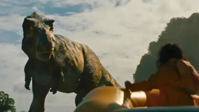 Nadie Está Hablando Sobre el Arma Secreta de 'Jurassic World Rebirth' La emoción por Jurassic World Rebirth ha ido en aumento. Los fanáticos esperan con ansias el próximo capítulo en la saga de los dinosaurios. Sin embargo, entre todo el entusiasmo por los impresionantes efectos CGI, la acción trepidante y los dinosaurios clásicos, hay un elemento clave que está siendo pasado por alto. Mientras todos se enfocan en los personajes que regresan y los efectos especiales innovadores, la verdadera arma secreta de Jurassic World Rebirth es su narrativa. El Corazón de Jurassic World Rebirth La Narrativa por Encima del Espectáculo Las películas de Jurassic son conocidas por sus impresionantes visuales y la intensa acción con dinosaurios. Pero Jurassic World Rebirth destaca porque se enfoca en una narrativa centrada en los personajes. En lugar de depender únicamente de los efectos visuales, la película profundiza en las relaciones entre los personajes, lo que enriquece la trama y eleva las escenas de acción. En su núcleo, Jurassic World Rebirth no solo trata sobre sobrevivir en un mundo lleno de dinosaurios. Aborda cuestiones importantes como el clonaje, la conservación y las relaciones humanas con la naturaleza. Este enfoque más profundo le da más peso emocional que lo que normalmente se espera de un blockbuster de verano. Desentrañando la Nueva Dinámica en el Universo de Jurassic World Un cambio importante en Jurassic World Rebirth es la nueva dinámica entre los personajes. La película trae de vuelta a caras conocidas, pero también presenta personajes nuevos y bien desarrollados que tienen un impacto significativo en la historia. En lugar de simplemente repetir los arcos de personajes anteriores, la película introduce nuevas voces para tratar problemas modernos como la pérdida de biodiversidad, la protección ambiental y las consecuencias de jugar con la naturaleza. El Rol Evolutivo de los Dinosaurios Más Que Solo Predadores Los dinosaurios siempre han sido el centro de la franquicia Jurassic, pero en Jurassic World Rebirth, juegan un rol mucho más significativo. No son solo criaturas peligrosas; sirven como anclas emocionales clave en la historia. La relación entre los humanos y los dinosaurios se convierte en un símbolo de esperanza y redención, ofreciendo algo más que solo supervivencia. Además, la película profundiza en los avances científicos sobre el comportamiento y la genética de los dinosaurios. No se trata solo de persecuciones llenas de acción, sino de explorar las consecuencias de los intentos humanos por controlar la vida y los dilemas éticos que surgen. Los dinosaurios se convierten en un reflejo de las decisiones humanas. Innovación Cinemática en Jurassic World Rebirth Junto con su trama cautivadora, Jurassic World Rebirth utiliza técnicas cinematográficas de vanguardia. Los efectos especiales son impresionantes, pero no se usan solo por espectáculo; sirven a la historia, haciendo que los dinosaurios se sientan reales y emocionalmente convincentes. El diseño de sonido y la fotografía de la película agregan capas de profundidad, utilizando cada rugido y movimiento para evocar emociones como miedo, asombro o admiración. Esto sumerge a la audiencia en el mundo de la película, difuminando la línea entre la realidad y la fantasía. La Banda Sonora Una Joya Oculta de Jurassic World Rebirth Mientras muchos se centran en los efectos visuales y la acción, la banda sonora de Jurassic World Rebirth es otro de sus secretos. La música no es solo ruido de fondo; juega un papel crucial en aumentar la profundidad emocional de la historia. La banda sonora refleja los viajes emocionales de los personajes y la tensión de la trama, añadiendo otra capa de impacto a la película. Por Qué Jurassic World Rebirth Redefinirá la Franquicia En una época donde los espectadores buscan algo más que solo efectos llamativos, Jurassic World Rebirth demuestra que una película puede ofrecer un espectáculo emocionante mientras explora temas significativos. Es un recordatorio de que la narrativa es lo que realmente hace exitosa a una película, y Jurassic World Rebirth utiliza esta fuerza para llevar la franquicia a nuevas alturas. Al combinar narrativa innovadora, personajes complejos y cine inmersivo, Jurassic World Rebirth está lista para cambiar la franquicia Jurassic para siempre. Ya no se trata solo de dinosaurios descontrolados, sino de comprender el impacto que los humanos tienen en el mundo natural y las consecuencias que conlleva. Así que, mientras todos están enfocados en la próxima gran persecución de dinosaurios o en los efectos visuales impresionantes, recuerda que la verdadera arma secreta es la narrativa. Es lo que hará que Jurassic World Rebirth se distinga en el legado de Jurassic.