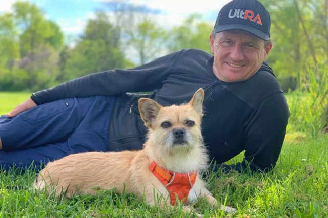 Compañera de perro inesperado se une a la carrera del desierto de 80 millas y se convierte en amiga de por vida