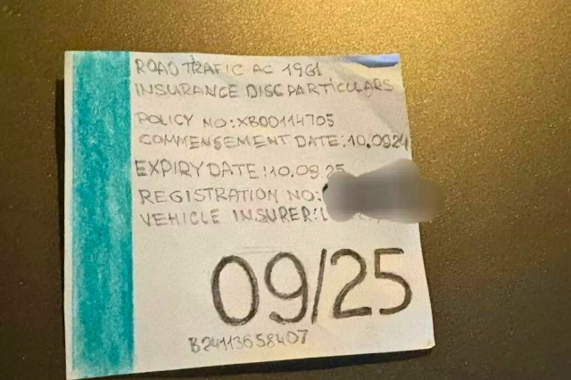 Conductor descubierto usando crayón para crear un disco de seguro falso riesgos y consecuencias