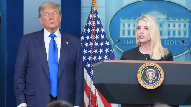 El Departamento de Justicia de EE. UU. despide a más de 20 empleados involucrados en las investigaciones de Trump