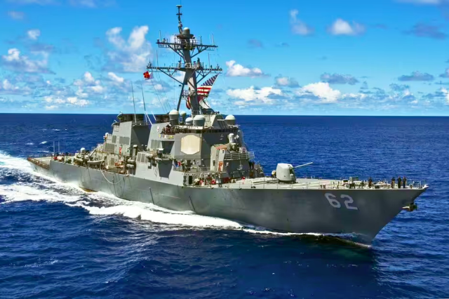 El USS Fitzgerald se vio obligado a retirarse tras un intenso choque con un helicóptero iraní.