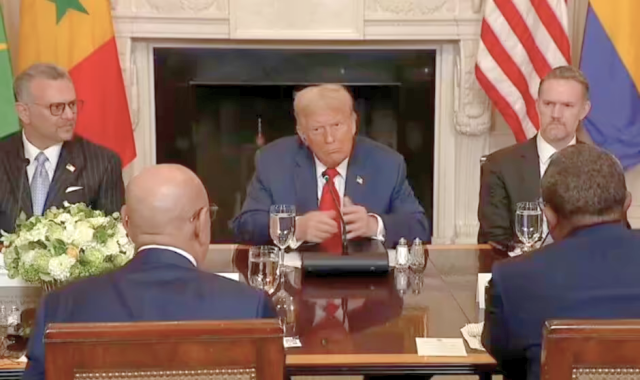 El comportamiento de Donald Trump genera preocupación por la salud mental durante una reunión en la Casa Blanca.