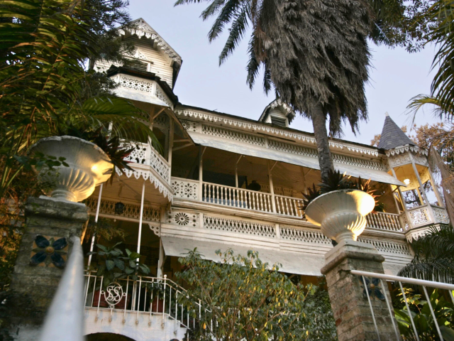El emblemático Hotel Oloffson de Haití, durante mucho tiempo un faro cultural, destruido por la violencia de pandillas