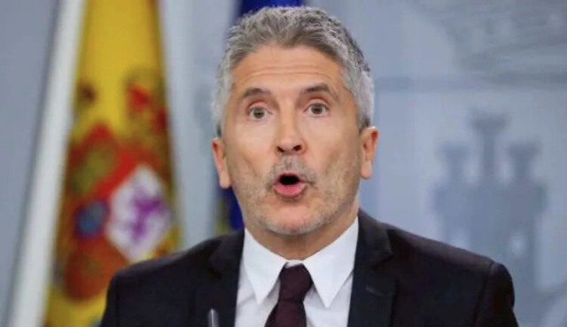 El ministro del Interior español acusa a Vox de fomentar el odio contra los migrantes, especialmente los marroquíes.