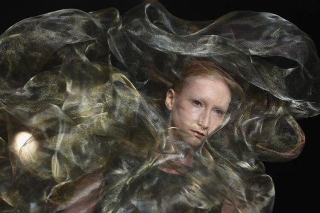 Explora las impresionantes fotos que destacan los mejores momentos de la Semana de Alta Costura en París 2025. Descubre las colecciones más innovadoras de diseñadores como Dior, Schiaparelli, y más.