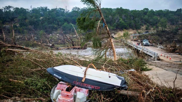 Fuertes tormentas en Texas detienen la búsqueda de víctimas de inundaciones y causan daños generalizados