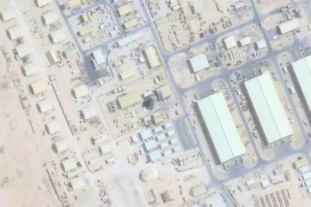 Imágenes satelitales revelan la destrucción de la cúpula de comunicaciones estadounidense en Qatar por fuerzas iraníes.
