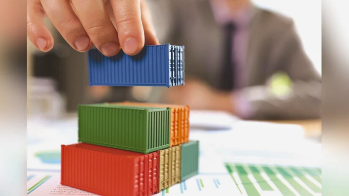 La UE retrasa los aranceles de represalia a productos estadounidenses y espera un acuerdo comercial para el 1 de agosto.