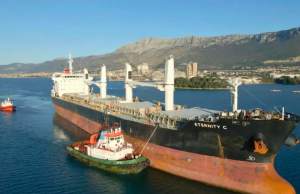 Los rebeldes hutíes de Yemen atacan otro barco en el Mar Rojo, matando a 3 personas Los rebeldes hutíes de Yemen atacan otro barco en el Mar Rojo, matando a 3 personas