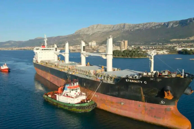 Los rebeldes hutíes de Yemen atacan otro barco en el Mar Rojo, matando a 3 personas