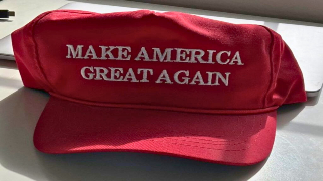 Partidarios de Maga queman gorras por encubrimiento de Epstein