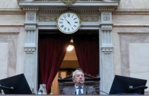 Argentina Propone Cambiar al Huso Horario de la Costa Este de EE.UU. ¿Vale la Pena? Argentina está considerando un cambio significativo en su huso horario, alineándose con el de la Costa Este de Estados Unidos.