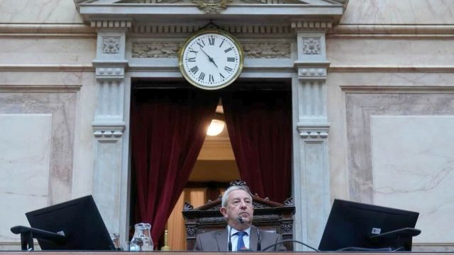 Argentina está considerando un cambio significativo en su huso horario, alineándose con el de la Costa Este de Estados Unidos.