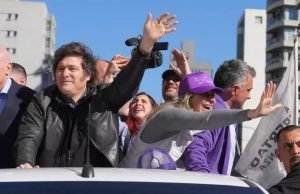 Escándalo de Corrupción Amenaza al Presidente de Derecha de Argentina, Milei, y a su Influyente Hermana Un escándalo de corrupción ha sacudido a Argentina, poniendo en riesgo la presidencia del líder de derecha Javier Milei y la reputación de su influyente hermana, Karina Milei.