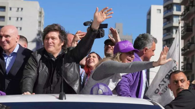 Un escándalo de corrupción ha sacudido a Argentina, poniendo en riesgo la presidencia del líder de derecha Javier Milei y la reputación de su influyente hermana, Karina Milei.