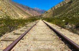 La Provincia de Mendoza Obtiene un Préstamo Verde para la Expansión Ferroviaria en Argentina La provincia de Mendoza, en Argentina, ha recibido un préstamo verde para financiar la expansión de su red ferroviaria.