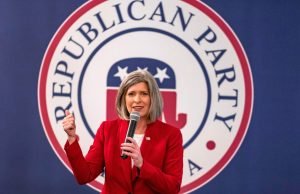 La Senadora Republicana Joni Ernst No Buscará la Reelección en Iowa en 2026 La senadora republicana Joni Ernst ha anunciado que no buscará la reelección en Iowa en 2026. Este anuncio ha generado sorpresa y debate en el ámbito político.