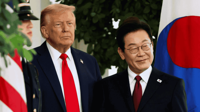 El expresidente de Estados Unidos, Donald Trump, recibió en la Casa Blanca al presidente de Corea del Sur, Lee Myung-bak, en una reunión que buscaba fortalecer los lazos entre ambos países.