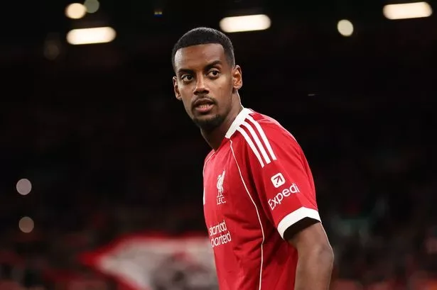 Alexander-Isak-rompe-el-silencio-en-el-fitness-de-Liverpool.jpg