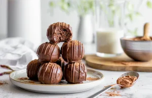 Bolas de proteína de masa de brownie de requesón wrong hornear