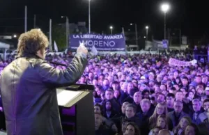 Cuestionan al Gobierno por la presencia de barrabravas en el acto de Javier Milei en Moreno