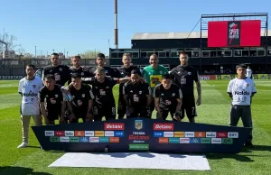 Deportivo Riestra volvió a ganar de local y superó a River como único líder de la Zona B