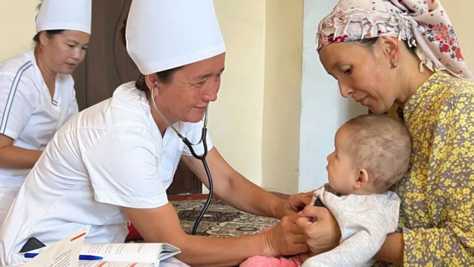 En un esfuerzo por mejorar su sistema de salud, Uzbekistán ha organizado un diálogo sobre políticas de la fuerza laboral en salud y cuidados.