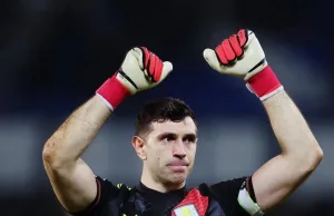 Dibu Martínez volvió a Aston Villa y debe definir su rol