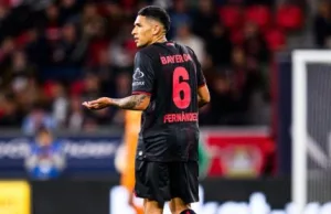 Equi Fernández y un launching para el olvido: doble amarilla y expulsión en apenas media hora