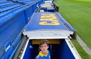 Franco Colapinto recibió un regalo inolvidable: un casco de Boca firmado por Martín Palermo