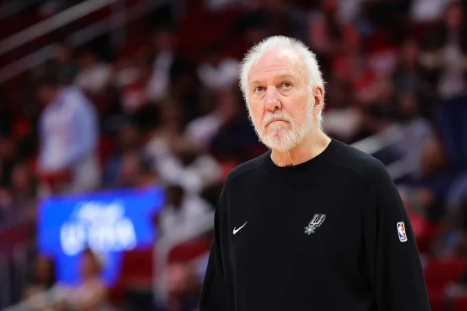 Los-Spurs-honran-silenciosamente-al-ex-entrenador-Gregg-Popovich-con.webp