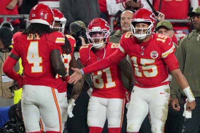 Patrick-Mahomes-y-Travis-Kelce-lideran-a-los-jefes-en.jpg