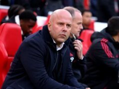 Arne Slot, bajo fuego, hace una admisión reveladora cuando comienza el juego de culpas en Liverpool