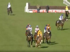 Tres jinetes prohibidos mientras la carrera de Plumpton se convierte en un caos debido a una complication sobre una bandera