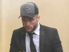 Patética verdad El hombre de confianza de HSTikkyTokky, Ed Matthews, está desesperado por ocultarlo: muestra su lujoso estilo de vida. Ahora revelamos su humillación con una etiqueta en el tobillo de 2 000 libras esterlinas, cómo vive en casa y por qué sus vecinos furiosos dicen que su vida es un “circo”.