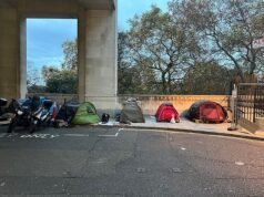 Un ‘pueblo de tiendas de campaña’ con 30 personas que duermen en la calle aparece en la famosa calle de Londres llena de teatros del West End y el hotel Savoy de £ 800 la noche
