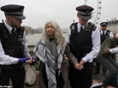 La policía arresta a cinco personas después de que se colgara una pancarta de Acción Palestina en el puente de Westminster mientras los partidarios de Gaza prometían una semana de acción masiva.