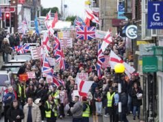 Gritos de ‘Starmer fuera’ mientras miles protestan contra los planes de albergar a 600 solicitantes de asilo masculinos solitarios en un campamento militar en las afueras de su ciudad.