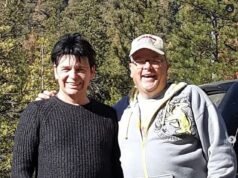 Gary Numan anuncia que su hermano menor, John, murió repentinamente a los 60 años después de colapsar a los pocos segundos de su último adiós, y admite que “los últimos dos días han sido los más difíciles de mi vida” luego de una dilemma en el escenario.