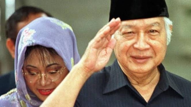 1763141319_690cbac2c7ae1-ilustrasi-foto-soeharto_663_372.jpg