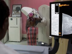 La mujer keniana que enfrenta el estigma del cáncer con prótesis mamarias tejidas