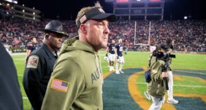 Informes: Auburn despide al entrenador Hugh Freeze