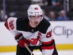 La estrella de los Devils, Jack Hughes, fuera 8 semanas después de una cirugía en el dedo