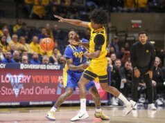 West Virginia vence a Pitt 71-49 en Backyard Brawl