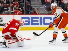 La noche de triples de Alex DeBrincat impulsa a Red Wings a superar a los Ducks