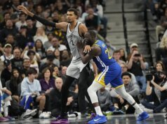 Stephen Curry logra 49 puntos mientras los Warriors superan a los Spurs